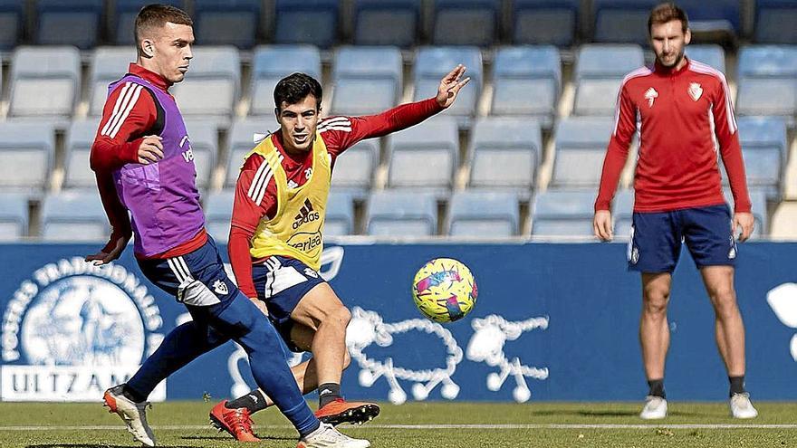 Disputa entre Diego Moreno y Manu Sánchez, con Moncayola al fondo, en el entrenamiento de ayer en Tajonar.