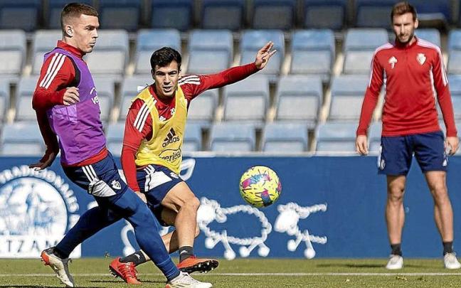 Disputa entre Diego Moreno y Manu Sánchez, con Moncayola al fondo, en el entrenamiento de ayer en Tajonar.