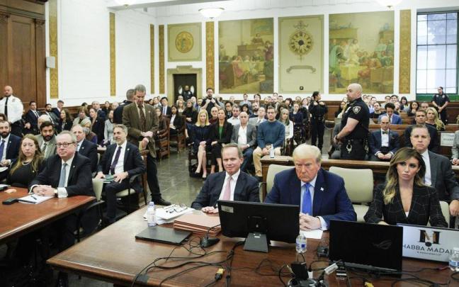 Trump declara como testigo en el juicio por fraude en su empresa. Trump declara como testigo en el juicio por fraude en su empresa.
