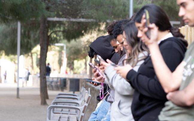 Jóvenes con el móvil.