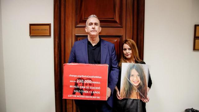 José Manuel López, el padre de la adolescente Kira López que se suicidó con 15 años, entregó en 2022 más de 230.000 firmas para reclamar un protocolo nacional contra el acoso escolar.
