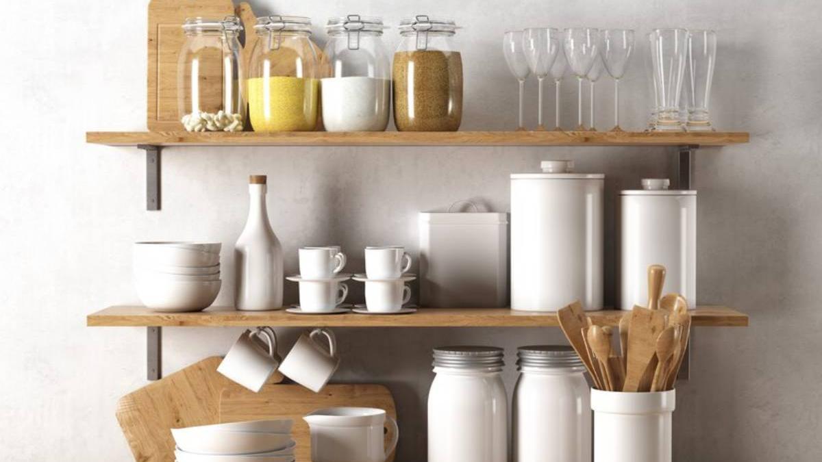 Rincón de la cocina ordenado con tazas, botes de cristal, vasos y otros utensilios
