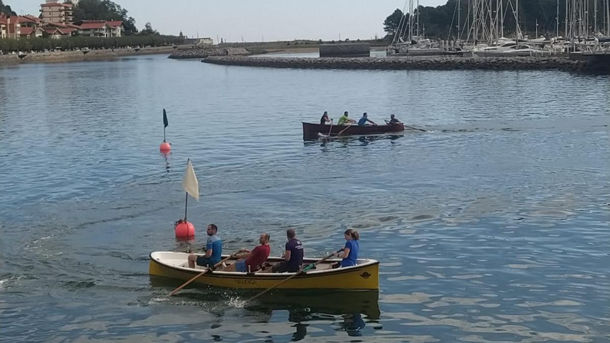Regatas de cuadrillas durante un Olarro Eguna en Zumaia.