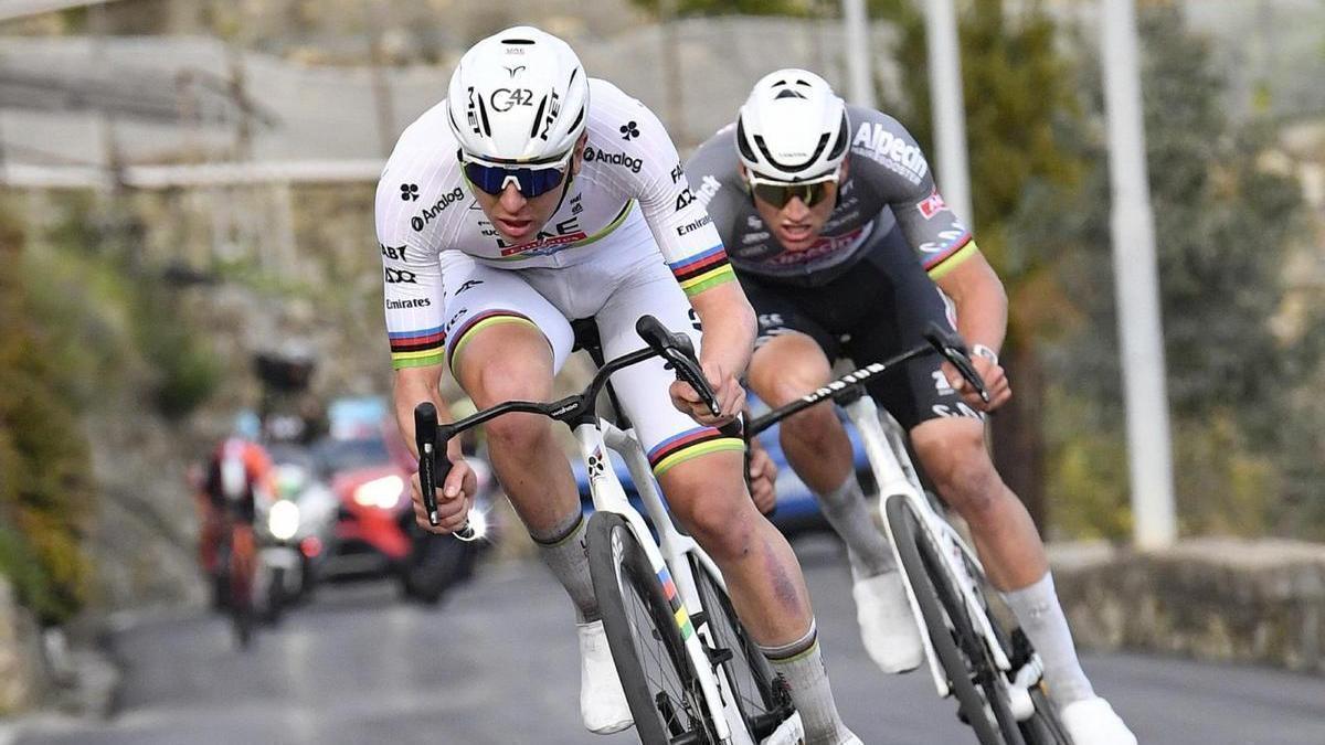 Pogacar, con Van der Poel a su rueda en la pasada edición de la Milán-San Remo.