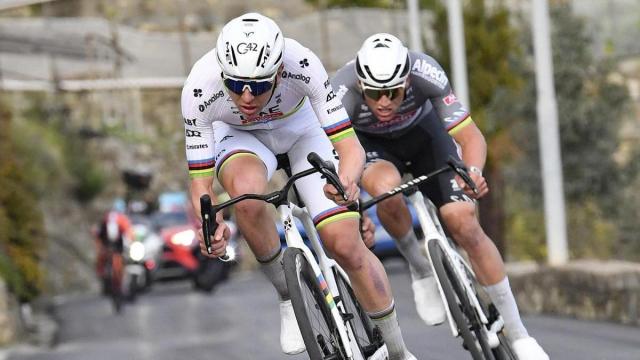 Pogacar, con Van der Poel a su rueda en la pasada edición de la Milán-San Remo.