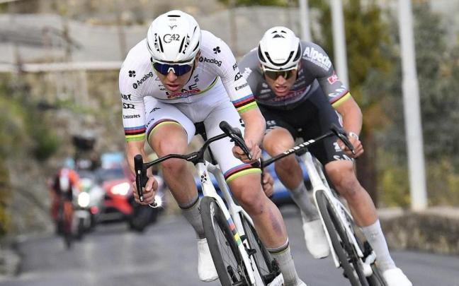 Pogacar, con Van der Poel a su rueda en la pasada edición de la Milán-San Remo.