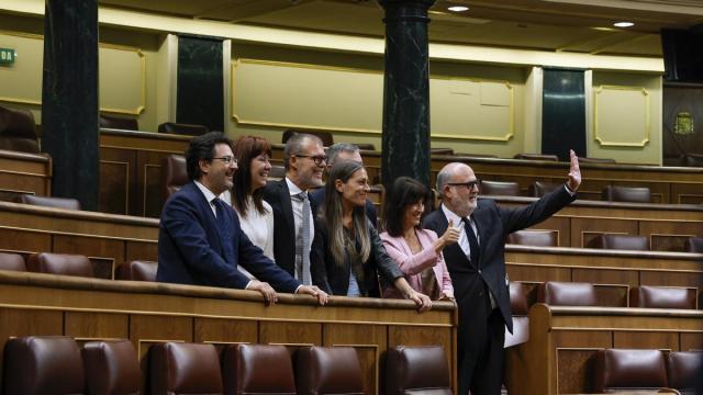 Lo diputados de Junts celebran la aprobación de la ley de Amnistía.