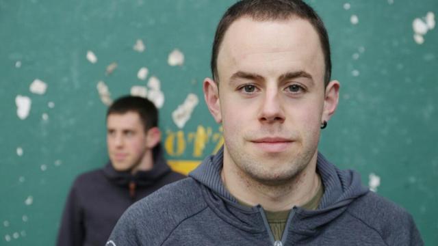 Jon Alberdi, junto a su hermano y botillero Unai.