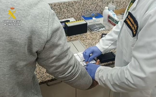 Uno de los detenidos por la Guardia Civil.