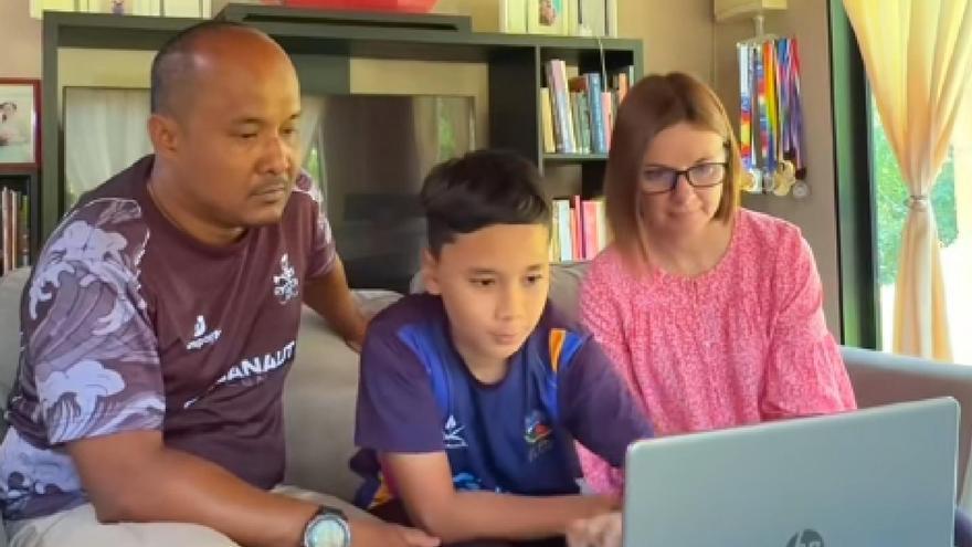 Armin (11) con sus padres, Jamaludin Musa y Rozalia Bodi.