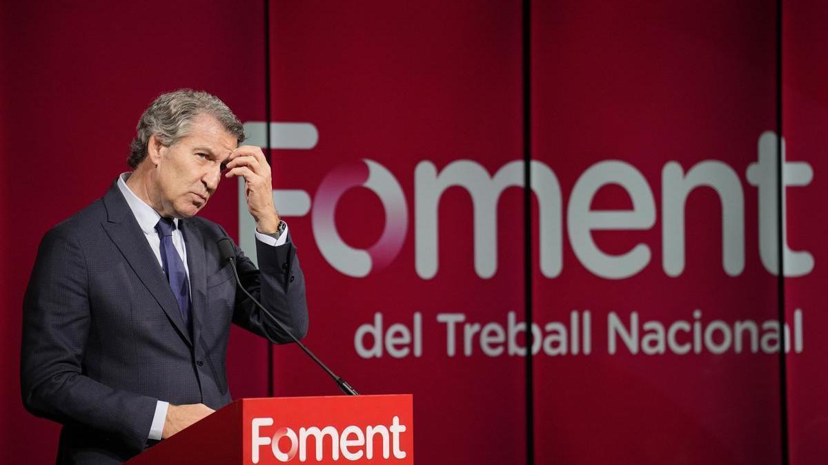 El presidente del PP, Alberto Núñez Feijóo, durante la conferencia que ha pronunciado en la sede de la patronal catalana Foment del Treball.