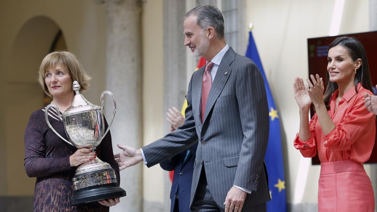 La madre de Jon Rahm recibe el Premio Nacional del Deporte en nombre de su hijo.