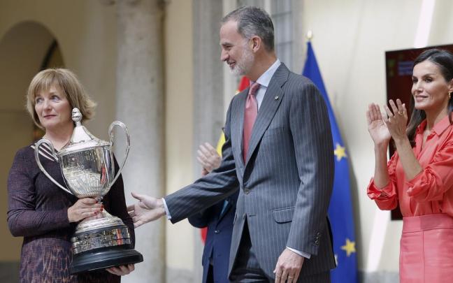 La madre de Jon Rahm recibe el Premio Nacional del Deporte en nombre de su hijo.