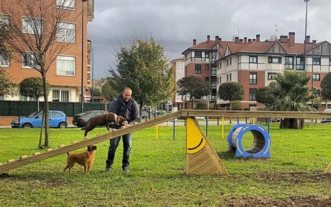 Etxebarri implanta y difunde una nueva regulación de las zonas de esparcimiento canino