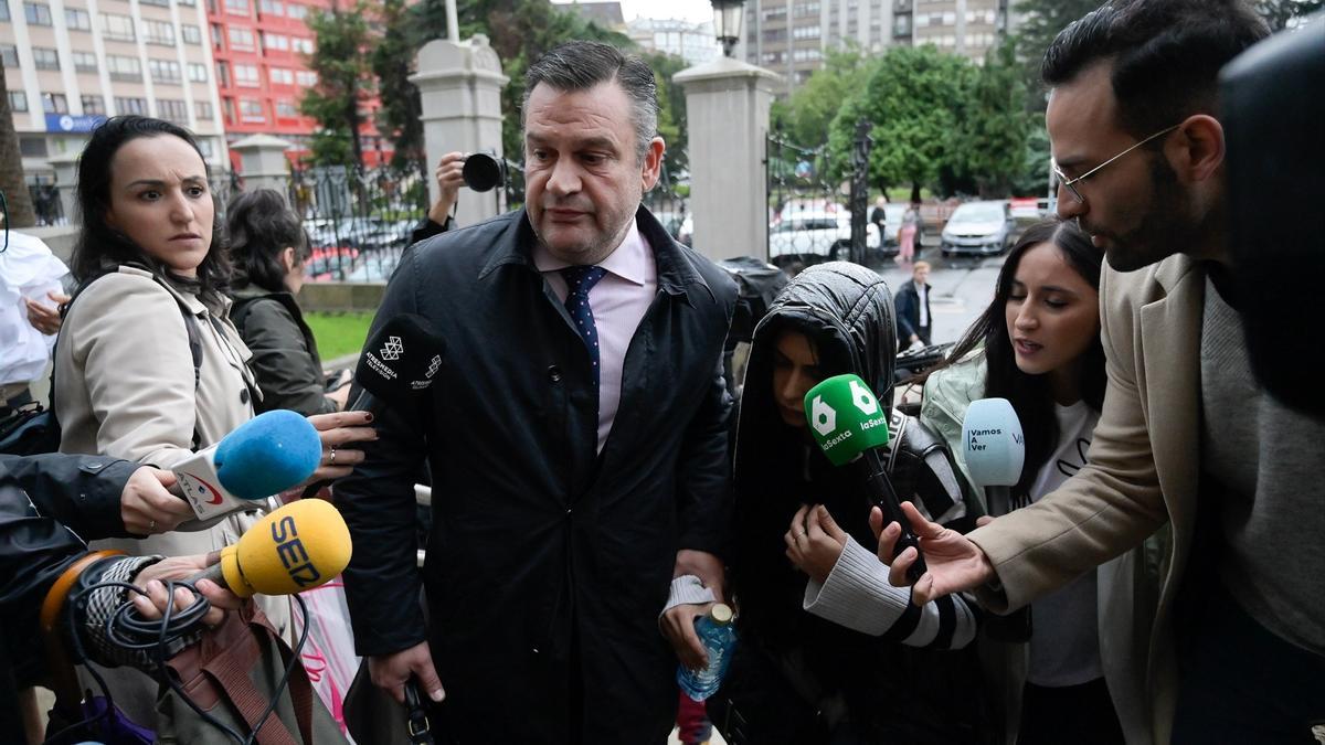 El abogado de una de las acusadas Luciano Prado, junto a ella, Catherine Silva (d), a su llegada al juicio por el asesinato de Samuel Luiz.