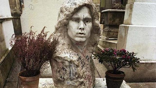 El busto de Jim Morrison sobre su tumba en 1986. / X / @KCMANC El busto de Jim Morrison sobre su tumba en 1986.