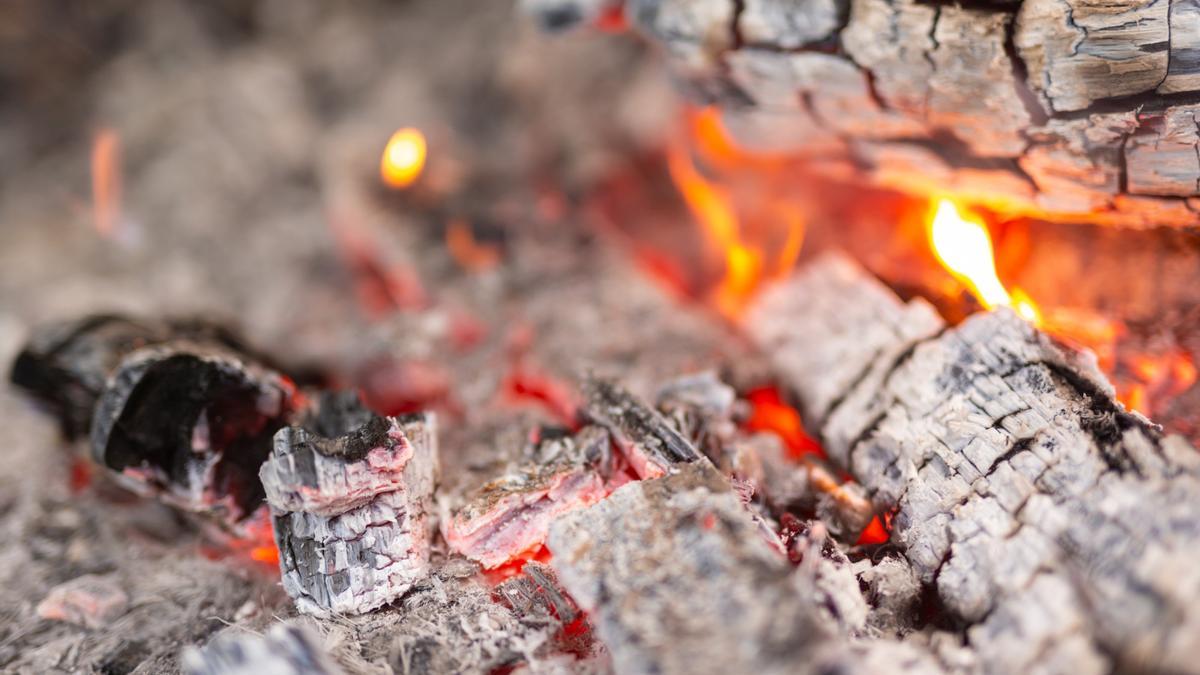 Brasas en el interior de una chimenea.