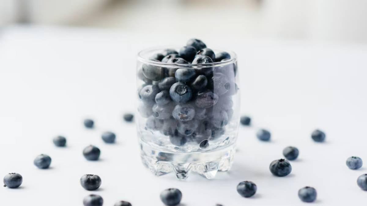 Arándanos en un vaso de cristal