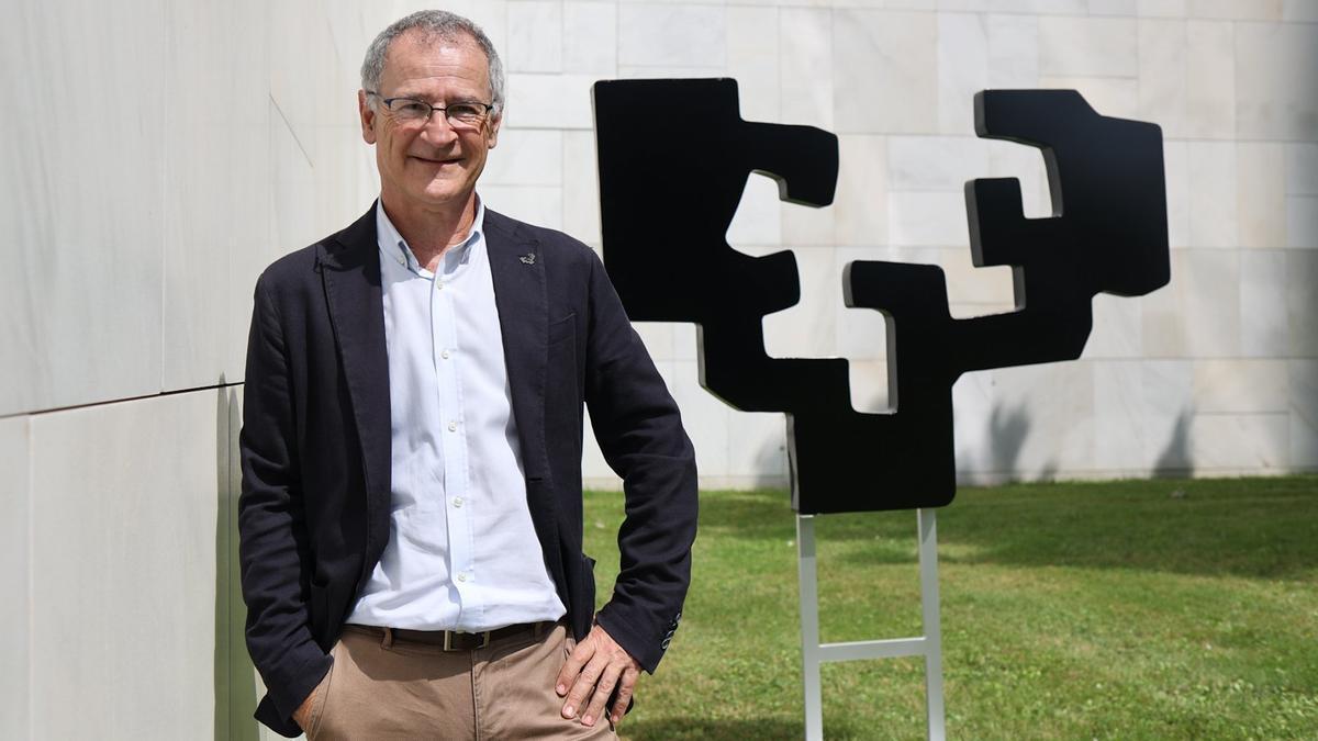 El rector de la Universidad del País Vasco (EHU), Joxerramon Bengoetxea, posa junto al símbolo de Eduardo Chillida en el exterior del Bizkaia Aretoa.