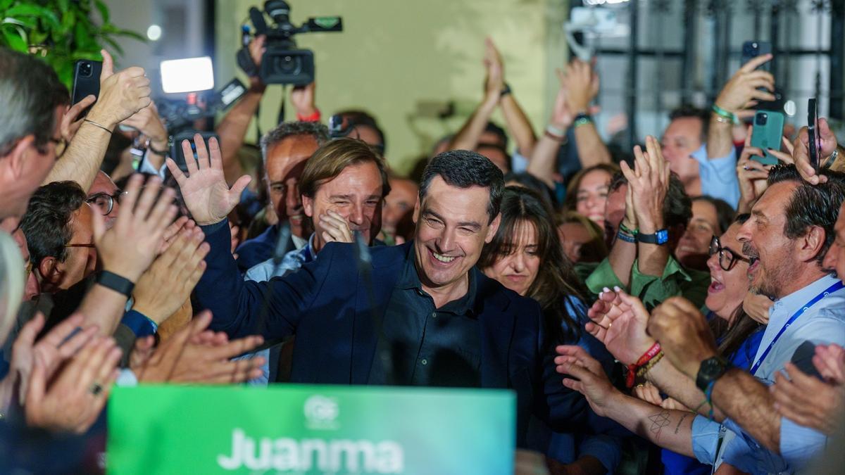 El candidato del PP andaluz a la reelección, Juanma Moreno, celebra los resultados electorales.