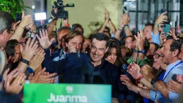 El candidato del PP andaluz a la reelección, Juanma Moreno, celebra los resultados electorales.