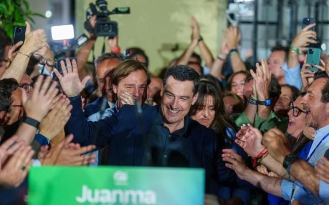 El candidato del PP andaluz a la reelección, Juanma Moreno, celebra los resultados electorales.