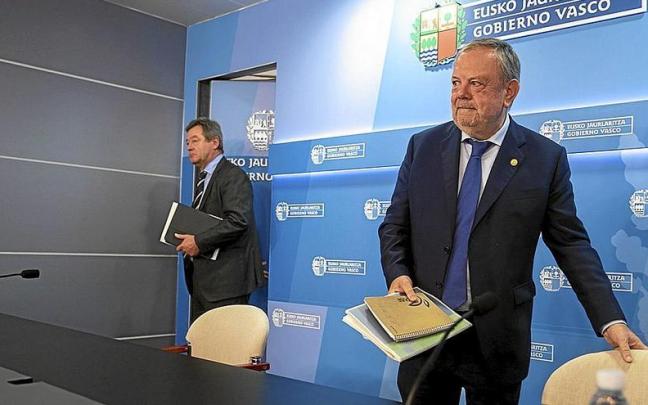 El consejero de Economía y Hacienda, Pedro Azpiazu, con el portavoz Zupiria, ayer en rueda de prensa tras el Consejo de Gobierno. | FOTO: EFE