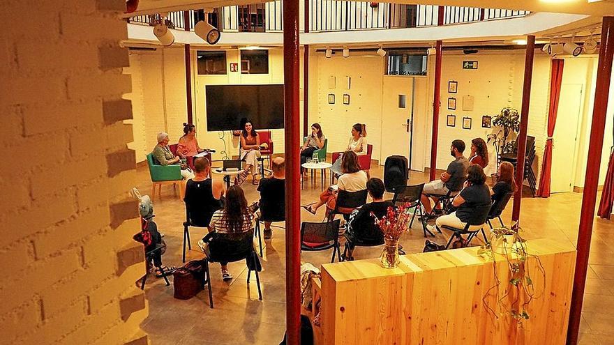 Una mesa redonda en Kulturarteko Plaza Feminista.