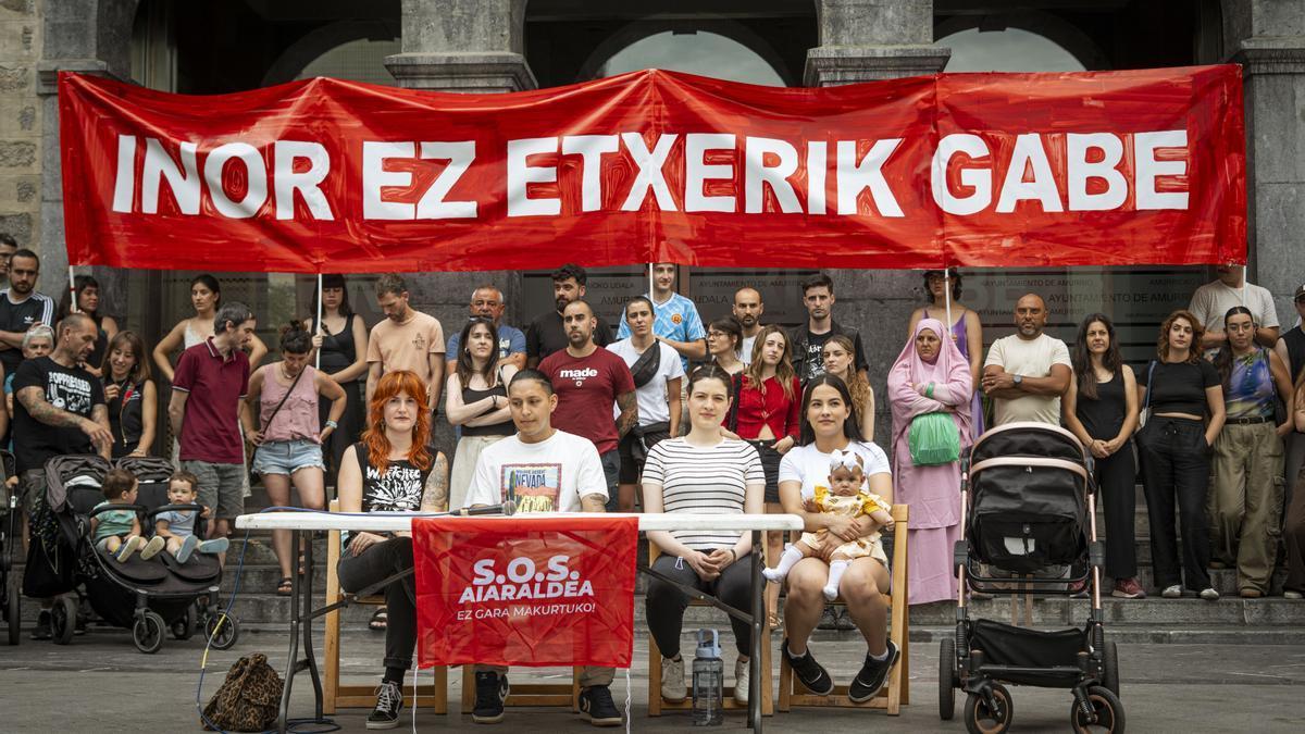 La familia afectada junto a SOS Aiaraldea en su comparecencia de este jueves