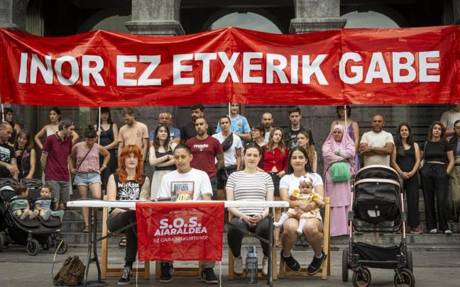 La familia afectada junto a SOS Aiaraldea en su comparecencia de este jueves / Cedida La familia afectada junto a SOS Aiaraldea en su comparecencia de este jueves