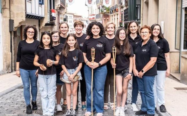 Integrantes de la asociación Pagoki, organizadoras del desfile de las antorcheras.