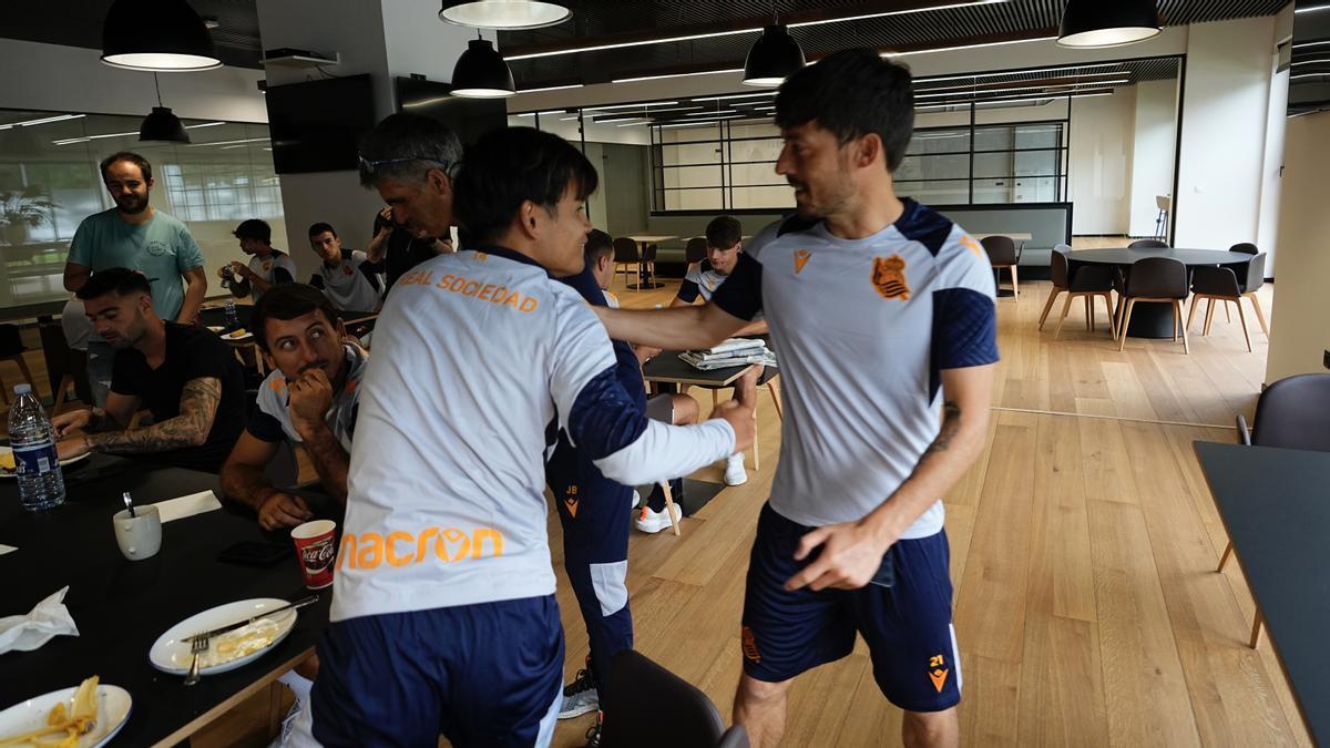 Silva saluda a Kubo, este lunes en Zubieta. / REAL SOCIEDAD