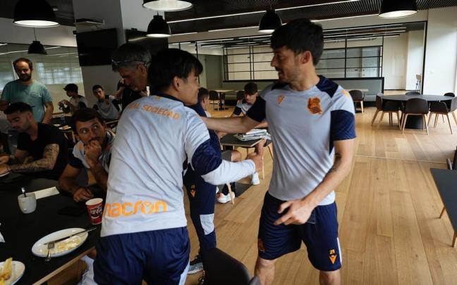 Silva saluda a Kubo, este lunes en Zubieta. / REAL SOCIEDAD