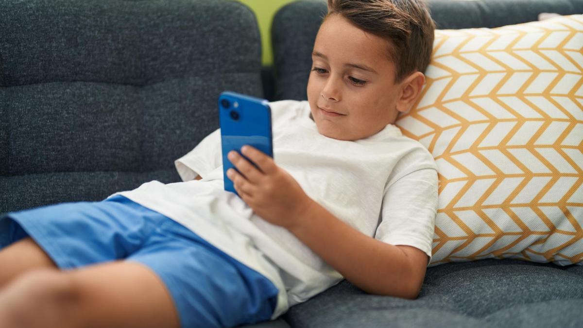 Un niño con un teléfono móvil.