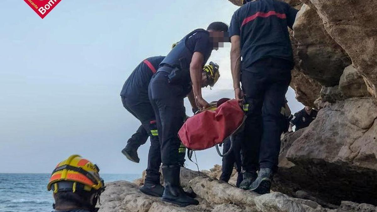 Un momento del rescate del cuerpo del joven ahogado en Benidorm