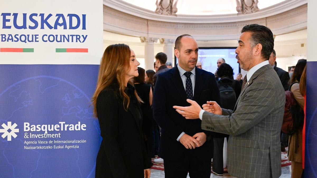 La directora de Basque Trade & Investment, Ainhoa Ondarzabal, y el viceconsejero Mikel Amundarain, con John Coronado, de la Embajada de Estados Unidos, en Bilbao.