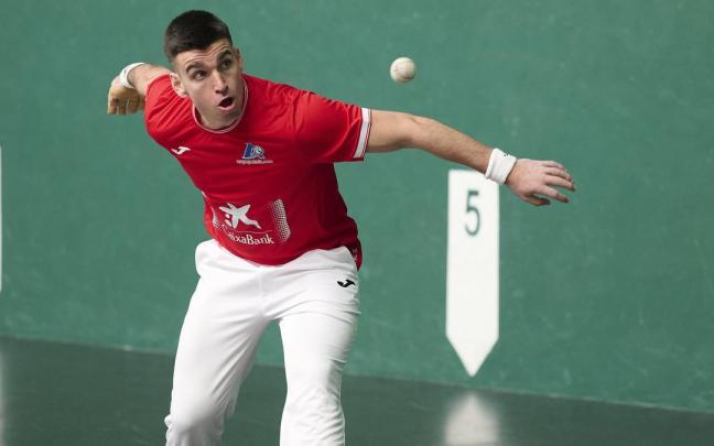 Ander Murua y Unai Amiano eligen material en el frontón Labrit de Iruñea para la final del Manomanista Serie B.
