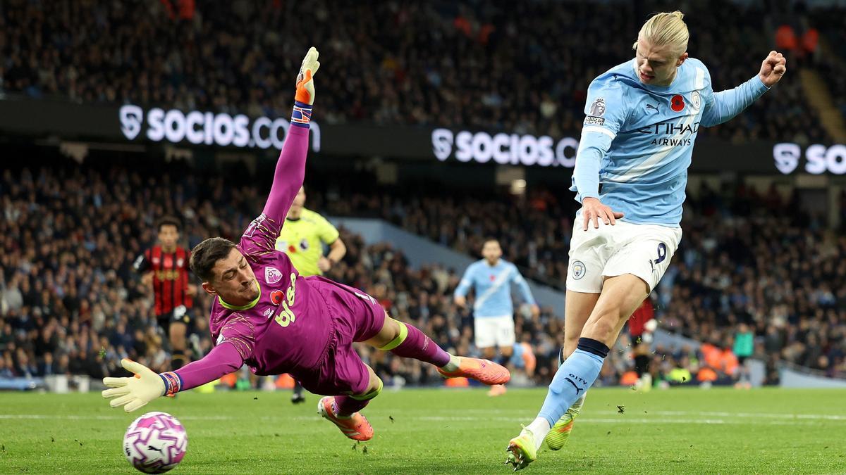 Erling Haaland dispara para anotar en la última jornada de la Premier League.