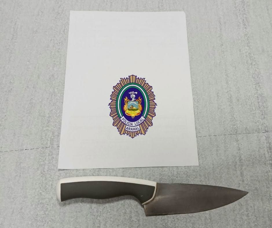 Cuchillo incautado al autor de un ataque contra su pareja en Arahal (Sevilla).