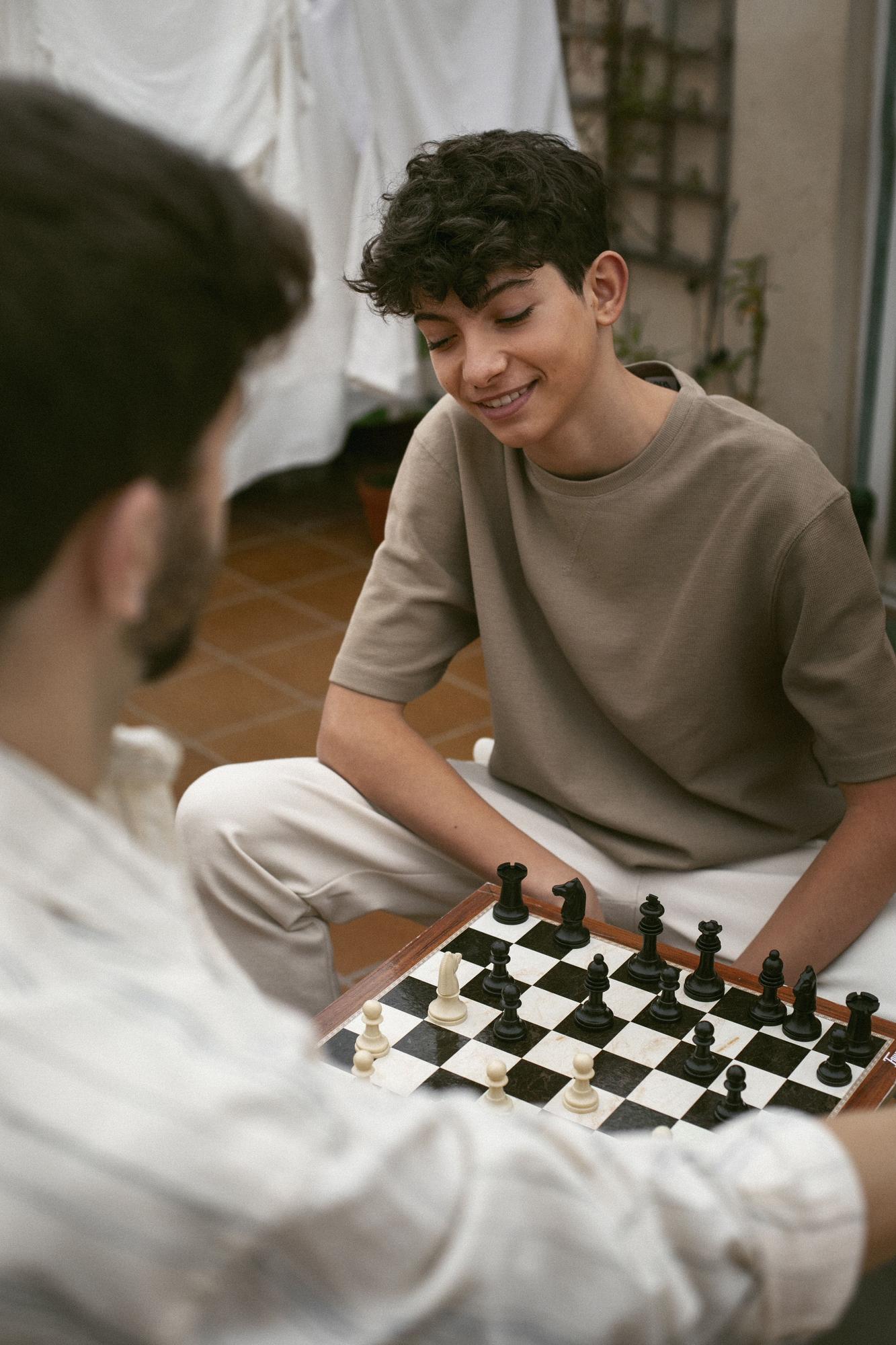 Personas jugando al ajedrez, en una imagen de archivo.