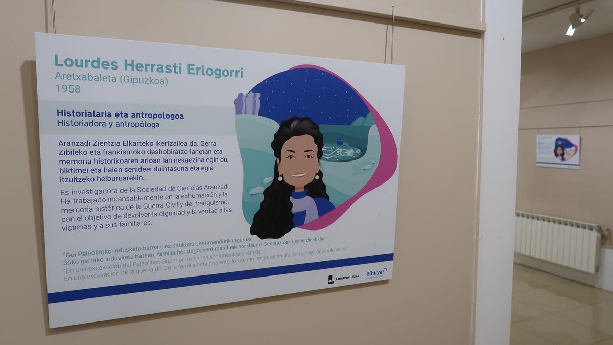 El panel de la exposición de la casa de cultura dedicado a la historiadora y antropóloga atxabaltarra Lourdes Herrasti.