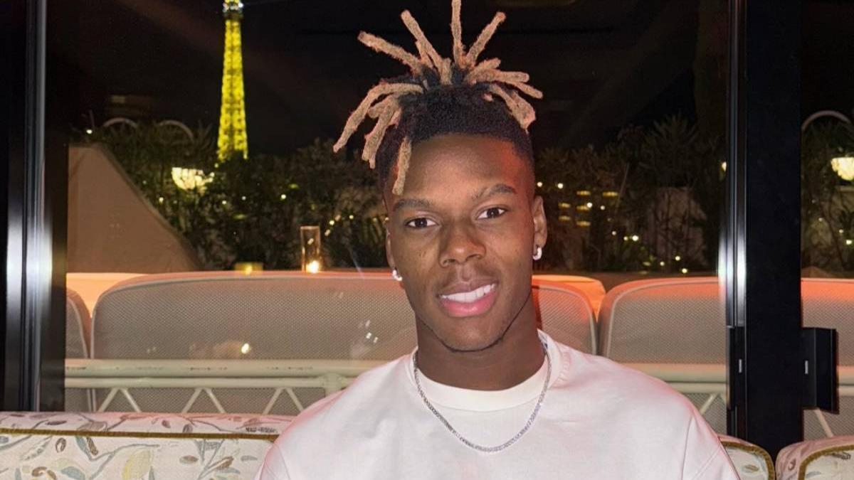 Nico Williams posa en un restaurantes parisino con la Torre Eiffel iluminada de fondo