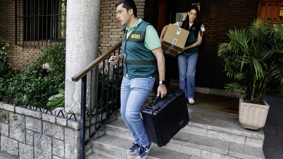 La UCO sale del domicilio de Zarrías en Madrid.