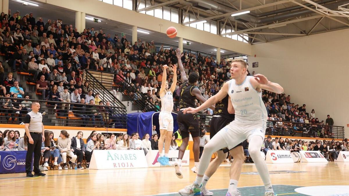 Gran ambiente en el derbi entre Iraurgi y Gipuzkoa Basket (77-89)