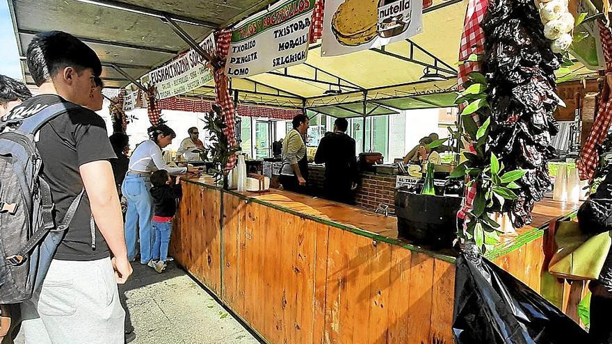 Una de las txosnas instaladas en 2024 en la feria de Viernes de Dolores en Laudio . | FOTO: A.O.