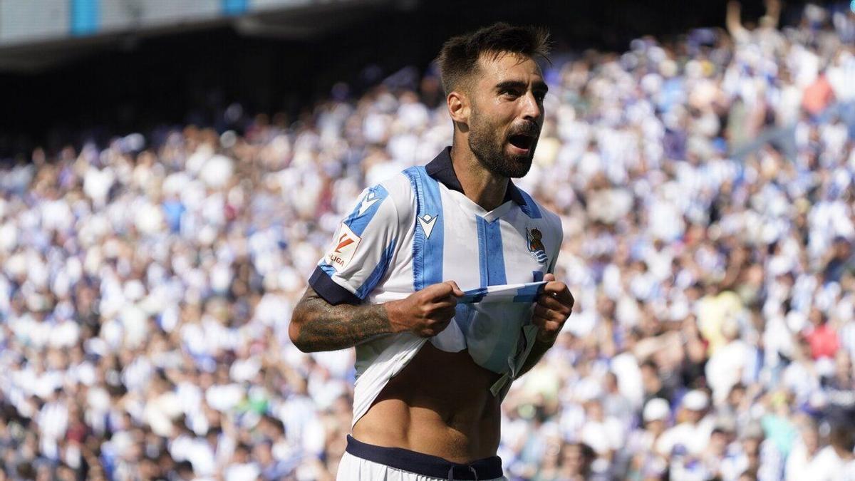 Brais Méndez, que ha participado en los cuatro goles, celebra el que anotó, de cabeza, el tercero de la Real Sociedad. / RUBEN PLAZA