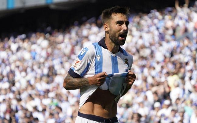 Brais Méndez, que ha participado en los cuatro goles, celebra el que anotó, de cabeza, el tercero de la Real Sociedad. / RUBEN PLAZA