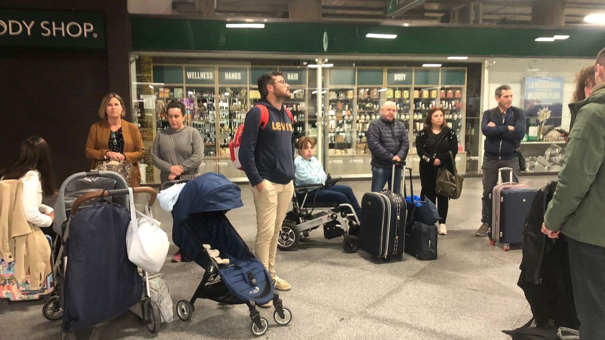 Viajeros que acudían a Pamplona y esperando anoche en la estación de Atocha una solución.