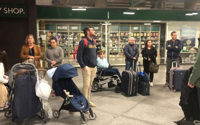 Viajeros que acudían a Pamplona y esperando anoche en la estación de Atocha una solución.