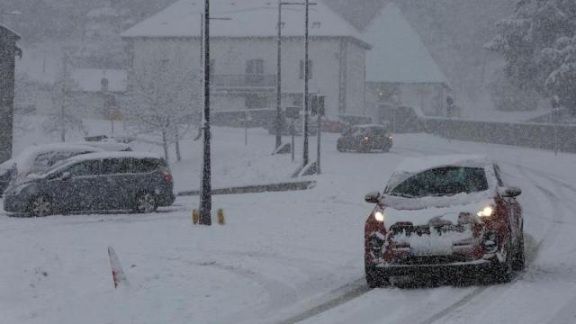 Un coche circula sobre una carretera nevada en Navarra. Foto: Javier Bergasa